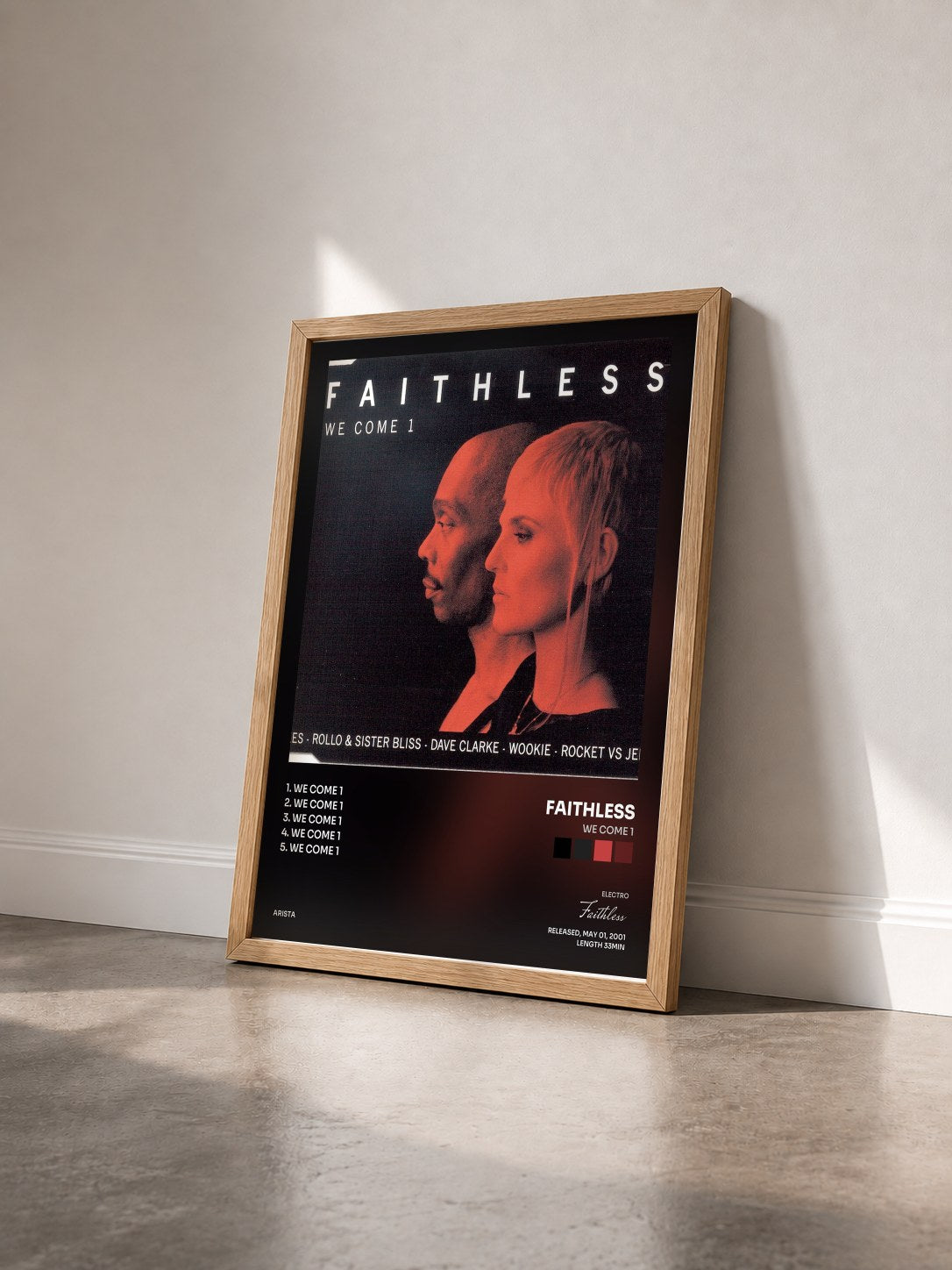 #bois Tableau de l'album We Come 1 de Faithless vu de trois quarts, cadre en bois brut