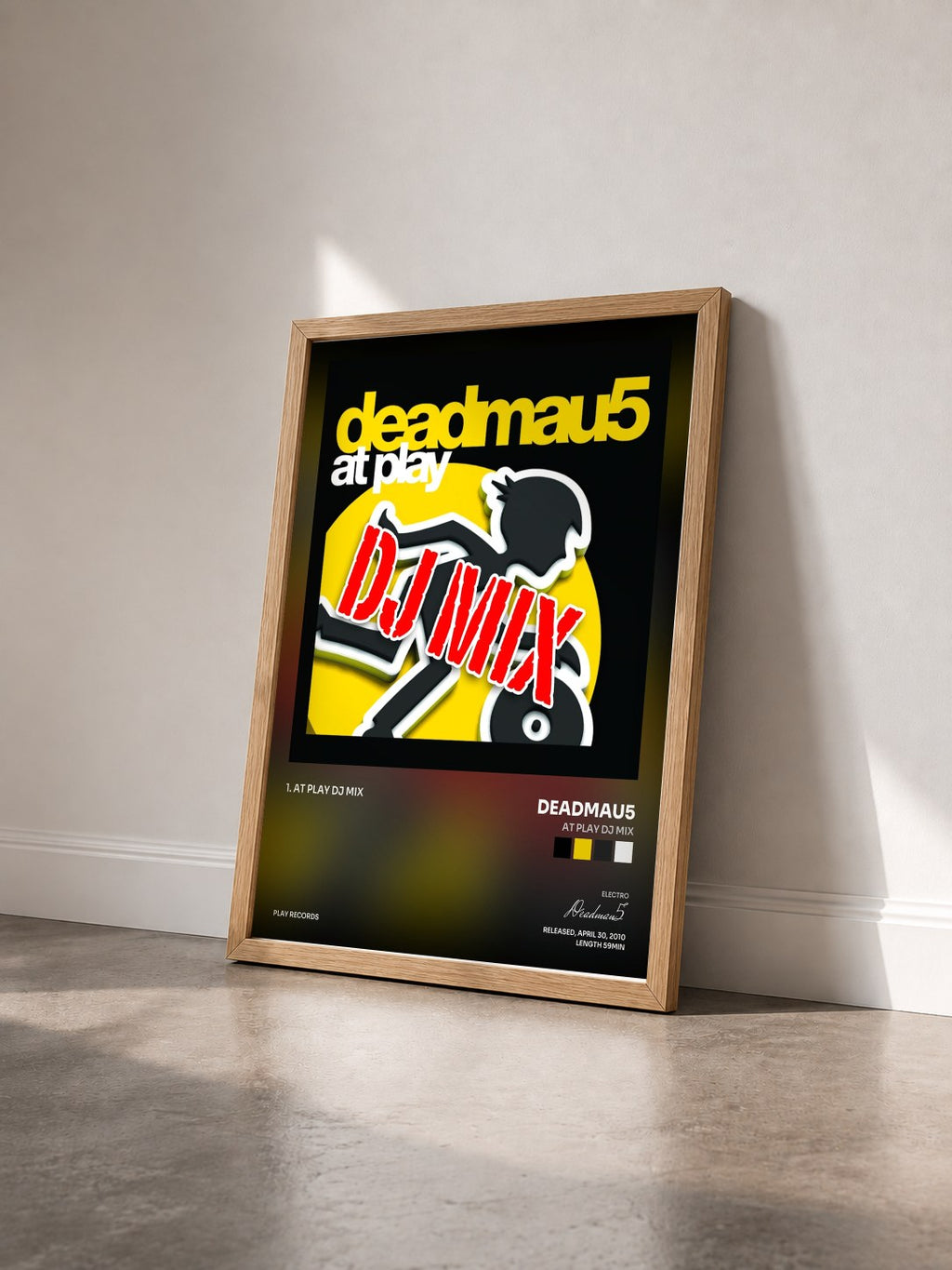#bois Tableau de l'album At Play DJ Mix de Deadmau5 vu de trois quarts, cadre en bois brut