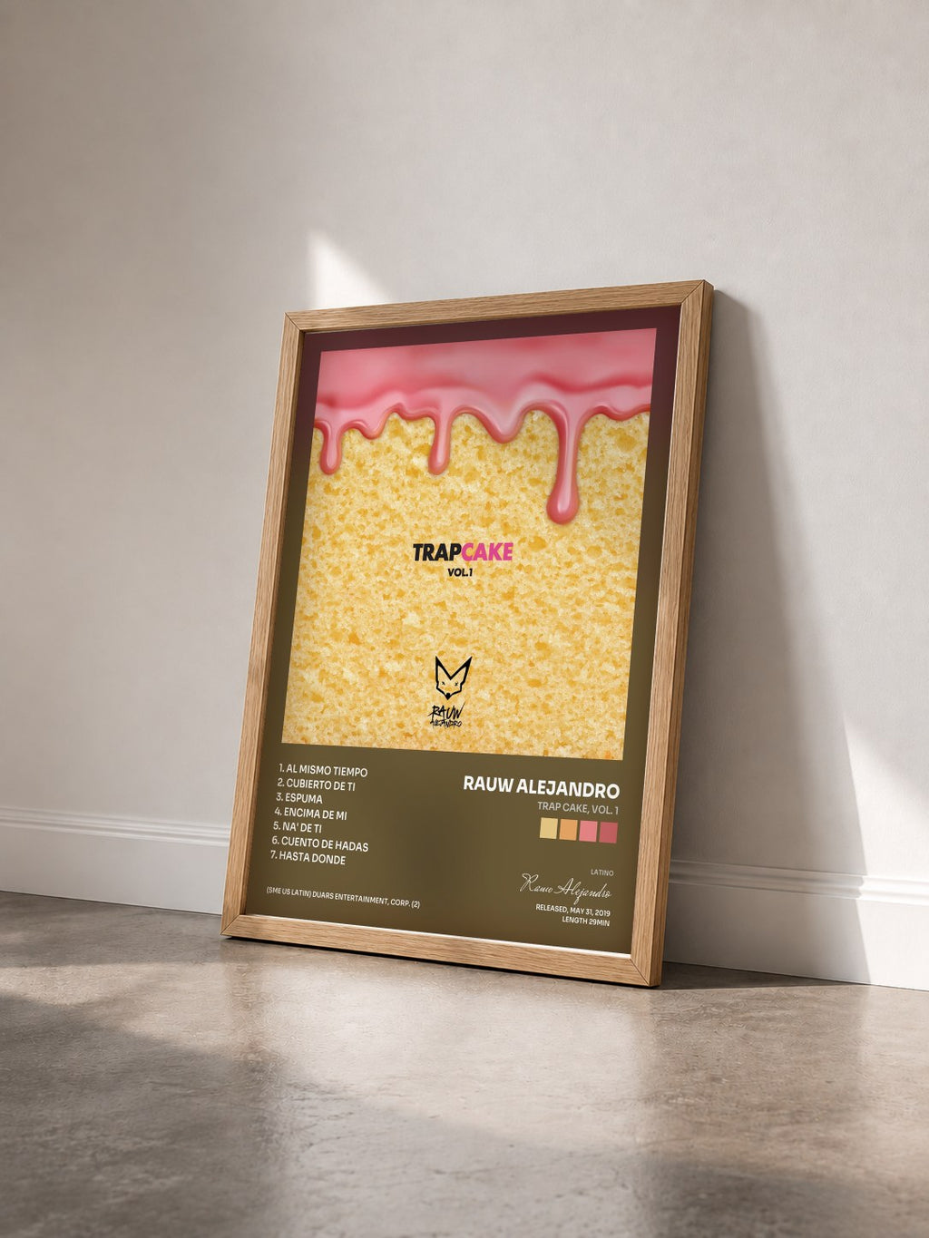 #bois Tableau de l'album Trap Cake, Vol. 1 de Rauw Alejandro vu de trois quarts, cadre en bois brut