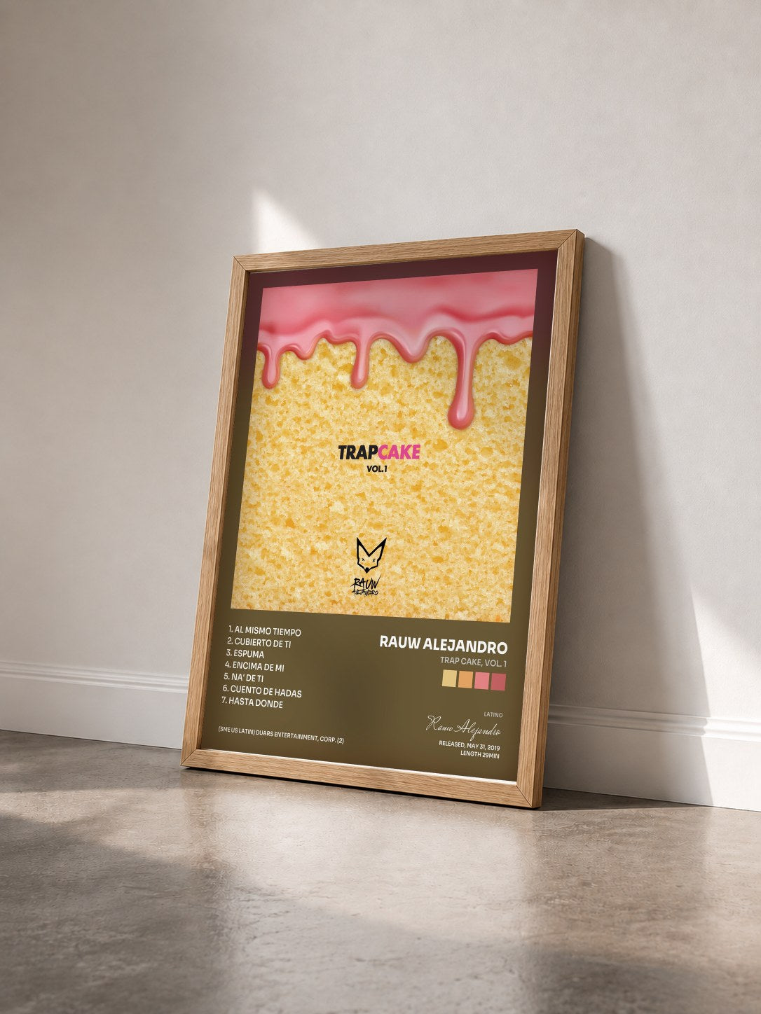#bois Tableau de l'album Trap Cake, Vol. 1 de Rauw Alejandro vu de trois quarts, cadre en bois brut