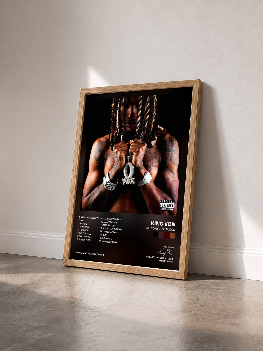 #bois Tableau de l'album Welcome to O'Block de King Von vu de trois quarts, cadre en bois brut