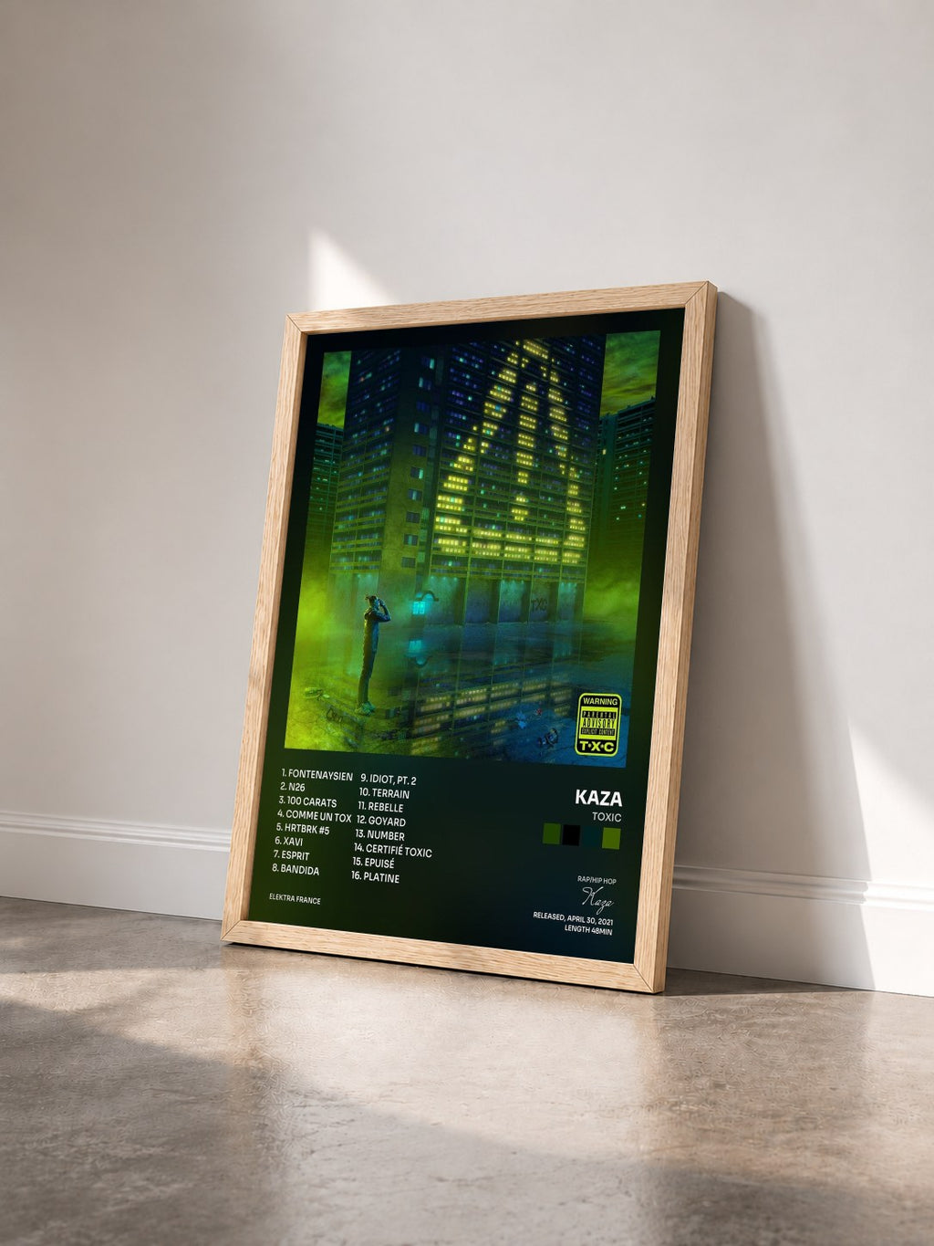 #bois Tableau de l'album TOXIC de Kaza vu de trois quarts, cadre en bois brut
