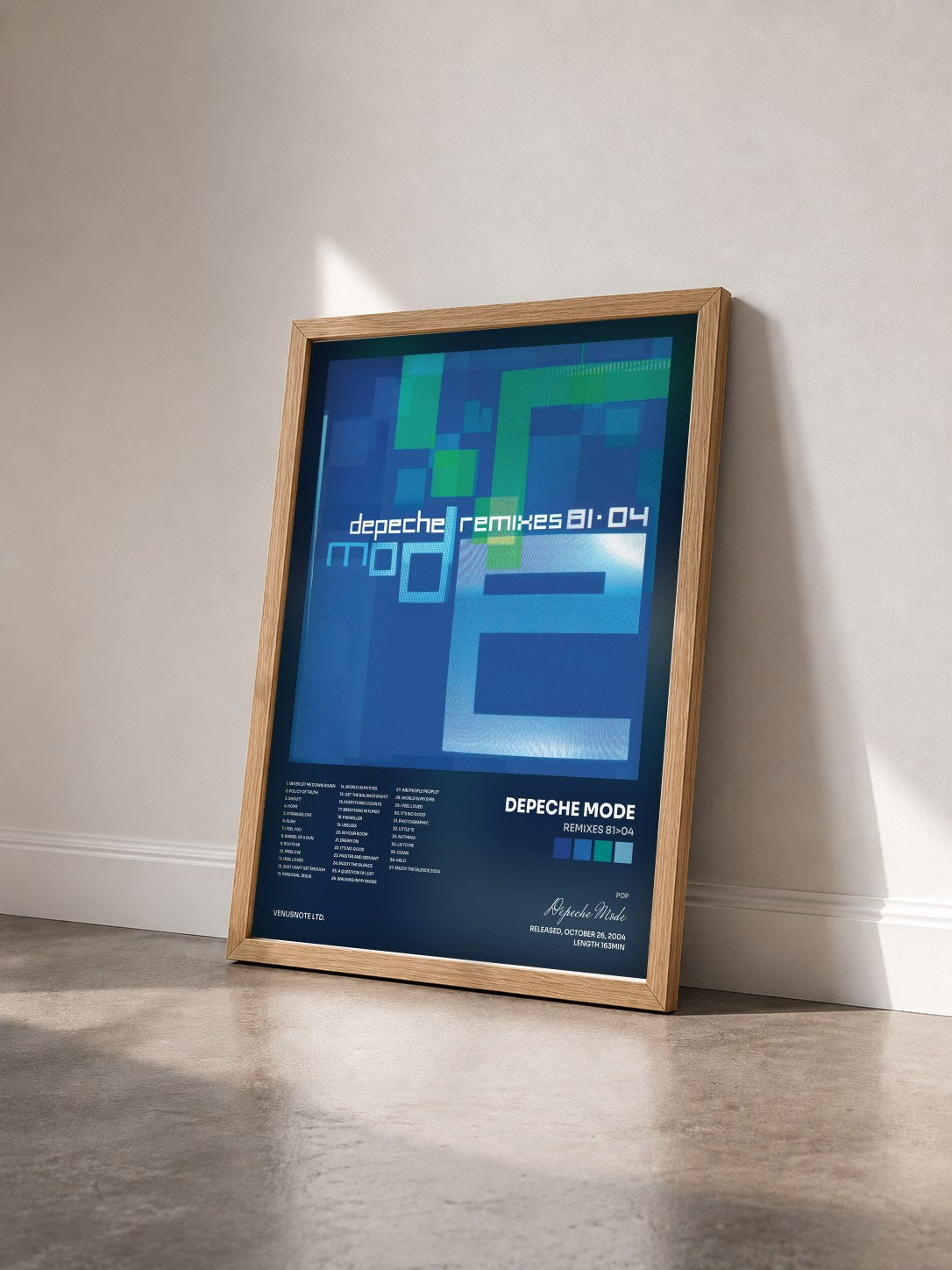 #bois Tableau de l'album Remixes 81>04 de Depeche Mode vu de trois quarts, cadre en bois brut
