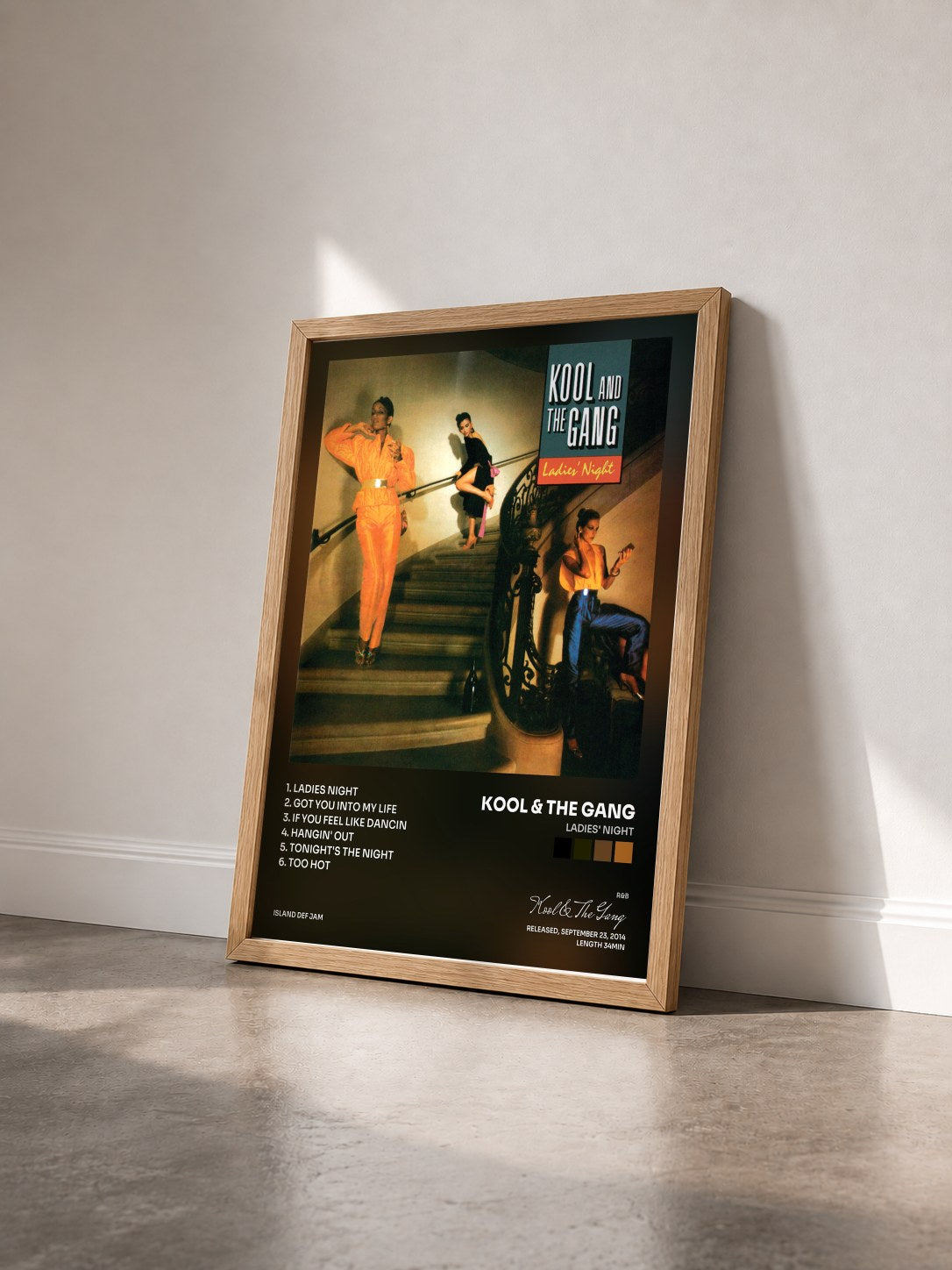 #bois Tableau de l'album Ladies' Night de Kool & The Gang vu de trois quarts, cadre en bois brut