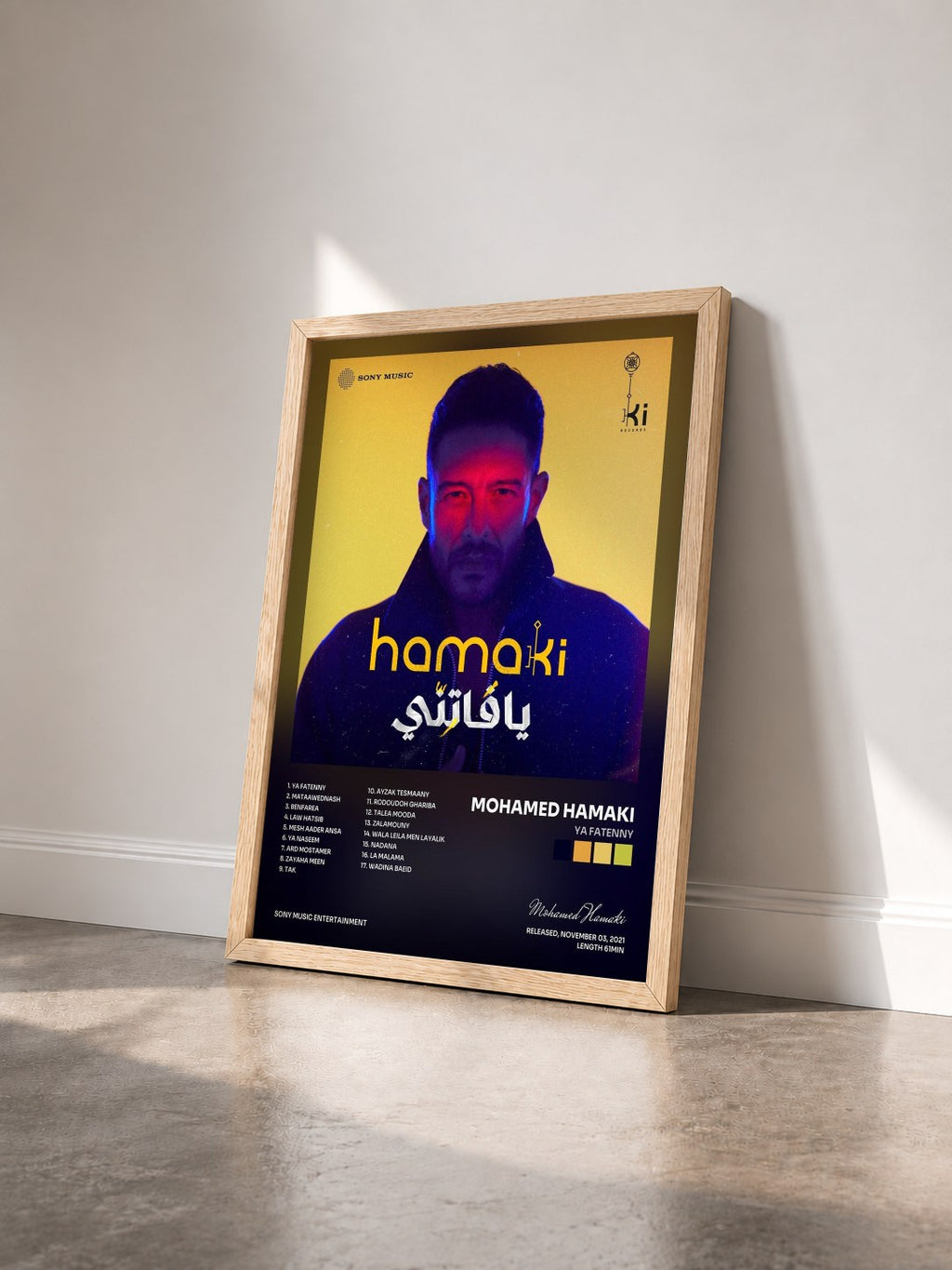 #bois Tableau de l'album Ya Fatenny de Mohamed Hamaki vu de trois quarts, cadre en bois brut
