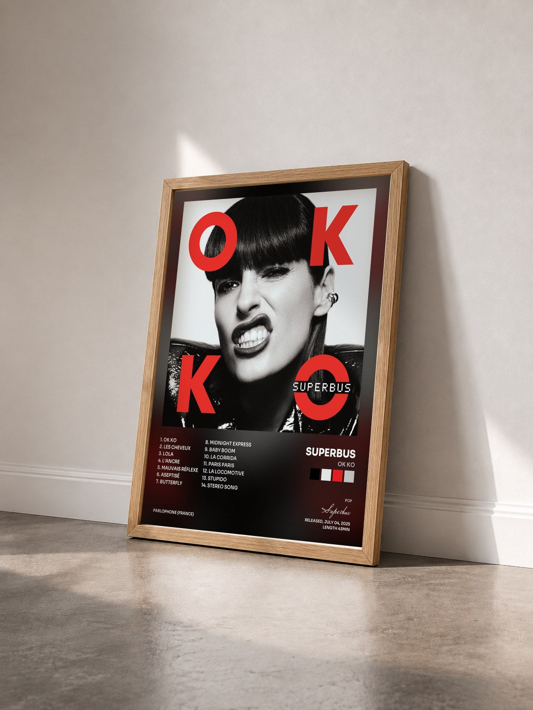 #bois Tableau de l'album OK KO de Superbus vu de trois quarts, cadre en bois brut