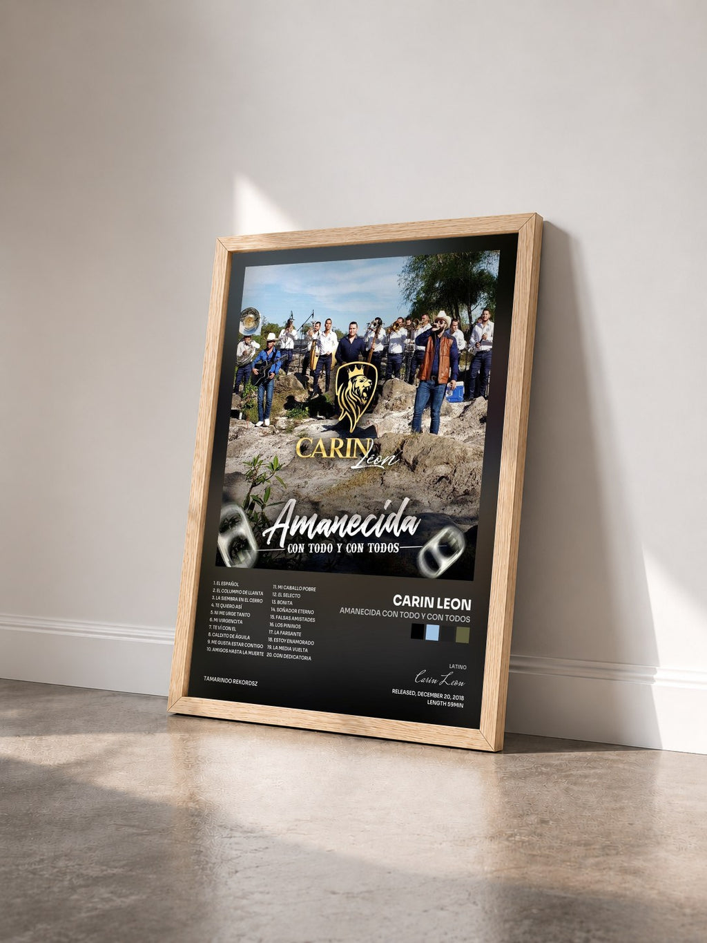 #bois Tableau de l'album Amanecida Con Todo y Con Todos de Carin Leon vu de trois quarts, cadre en bois brut