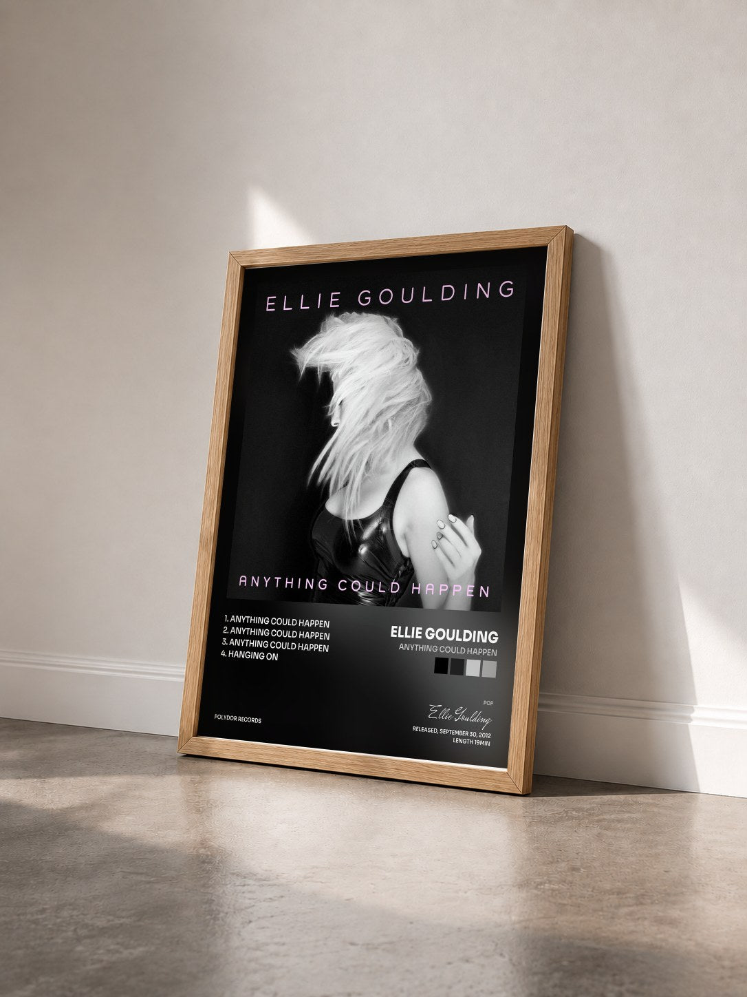 #bois Tableau de l'album Anything Could Happen de Ellie Goulding vu de trois quarts, cadre en bois brut
