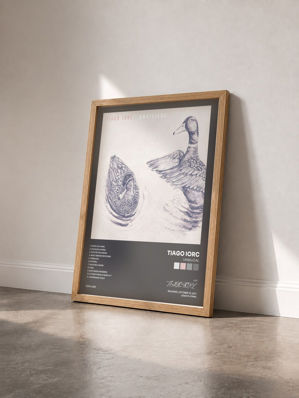 #bois Tableau de l'album Umbilical de TIAGO IORC vu de trois quarts, cadre en bois brut