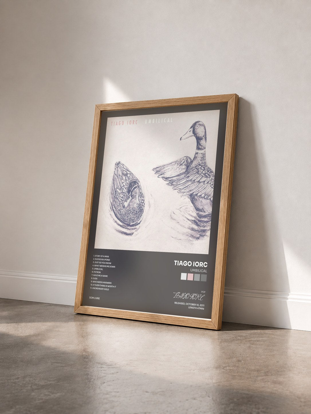 #bois Tableau de l'album Umbilical de TIAGO IORC vu de trois quarts, cadre en bois brut