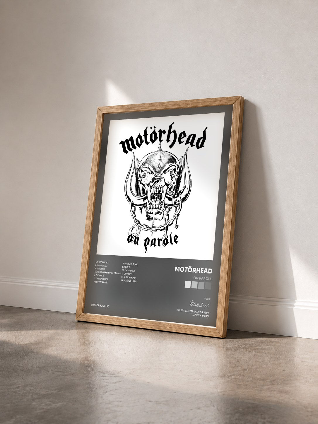 #bois Tableau de l'album On Parole de Motörhead vu de trois quarts, cadre en bois brut