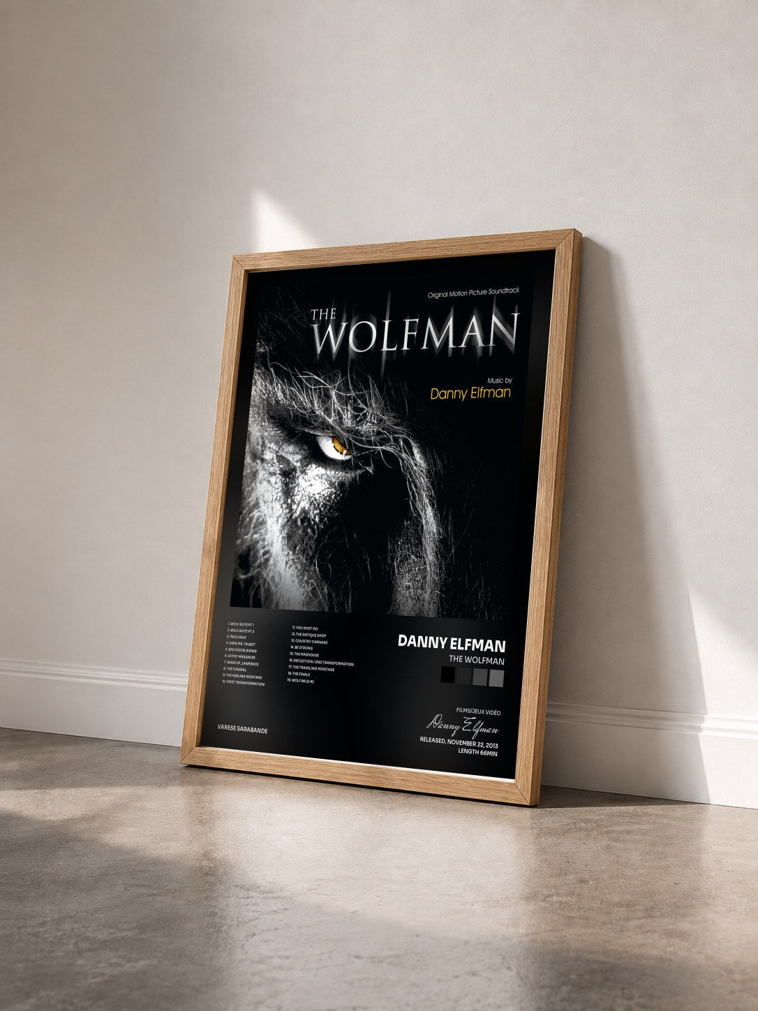 #bois Tableau de l'album The Wolfman de Danny Elfman vu de trois quarts, cadre en bois brut