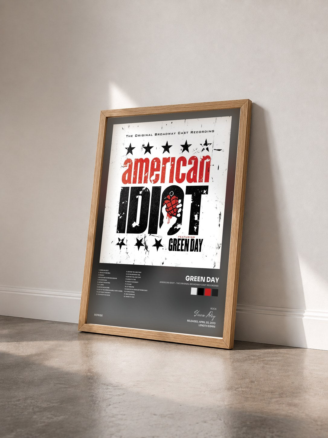 #bois Tableau de l'album American Idiot - The Original Broadway Cast Recording de Green Day vu de trois quarts, cadre en bois brut