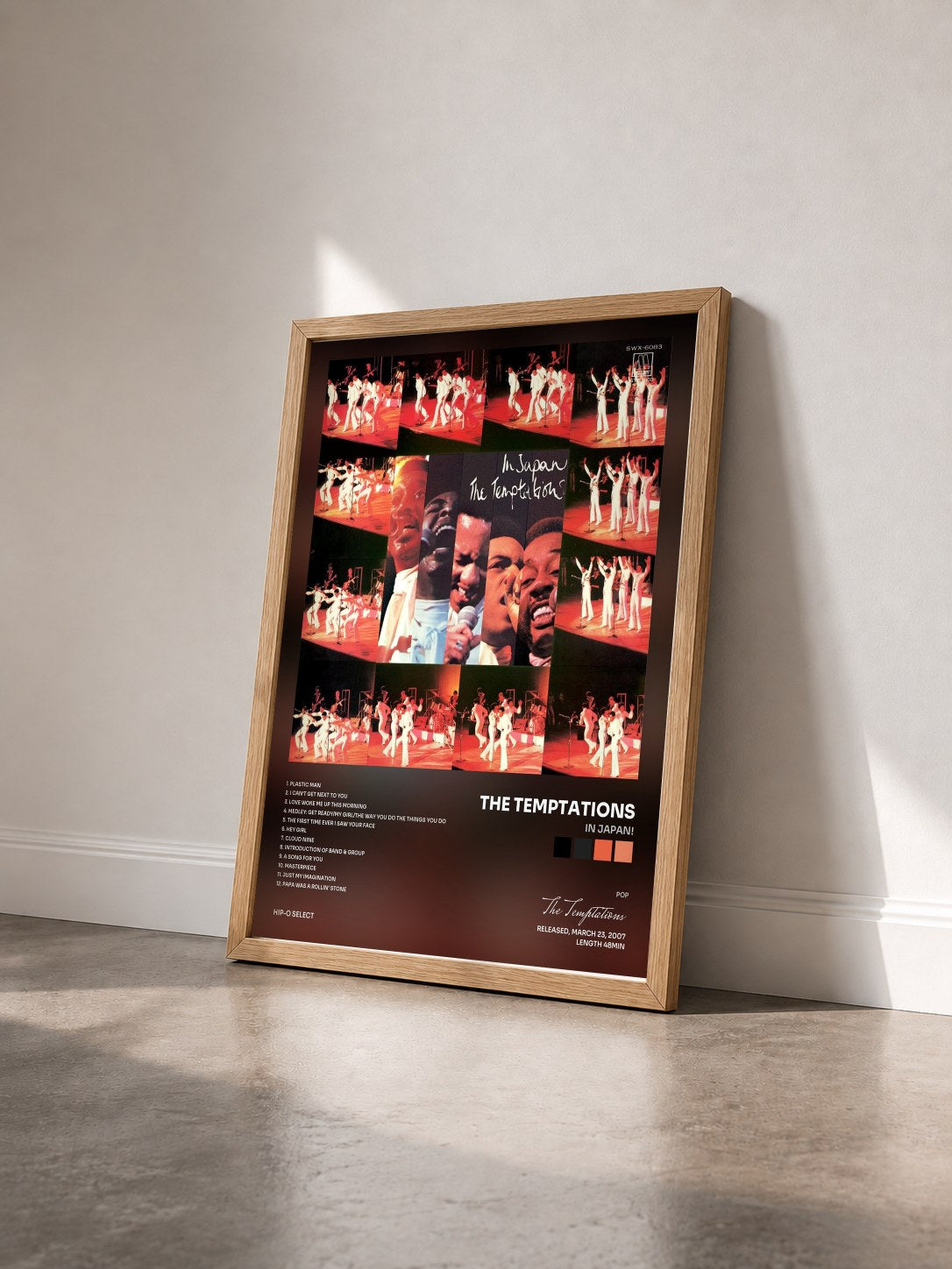 #bois Tableau de l'album In Japan! de The Temptations vu de trois quarts, cadre en bois brut