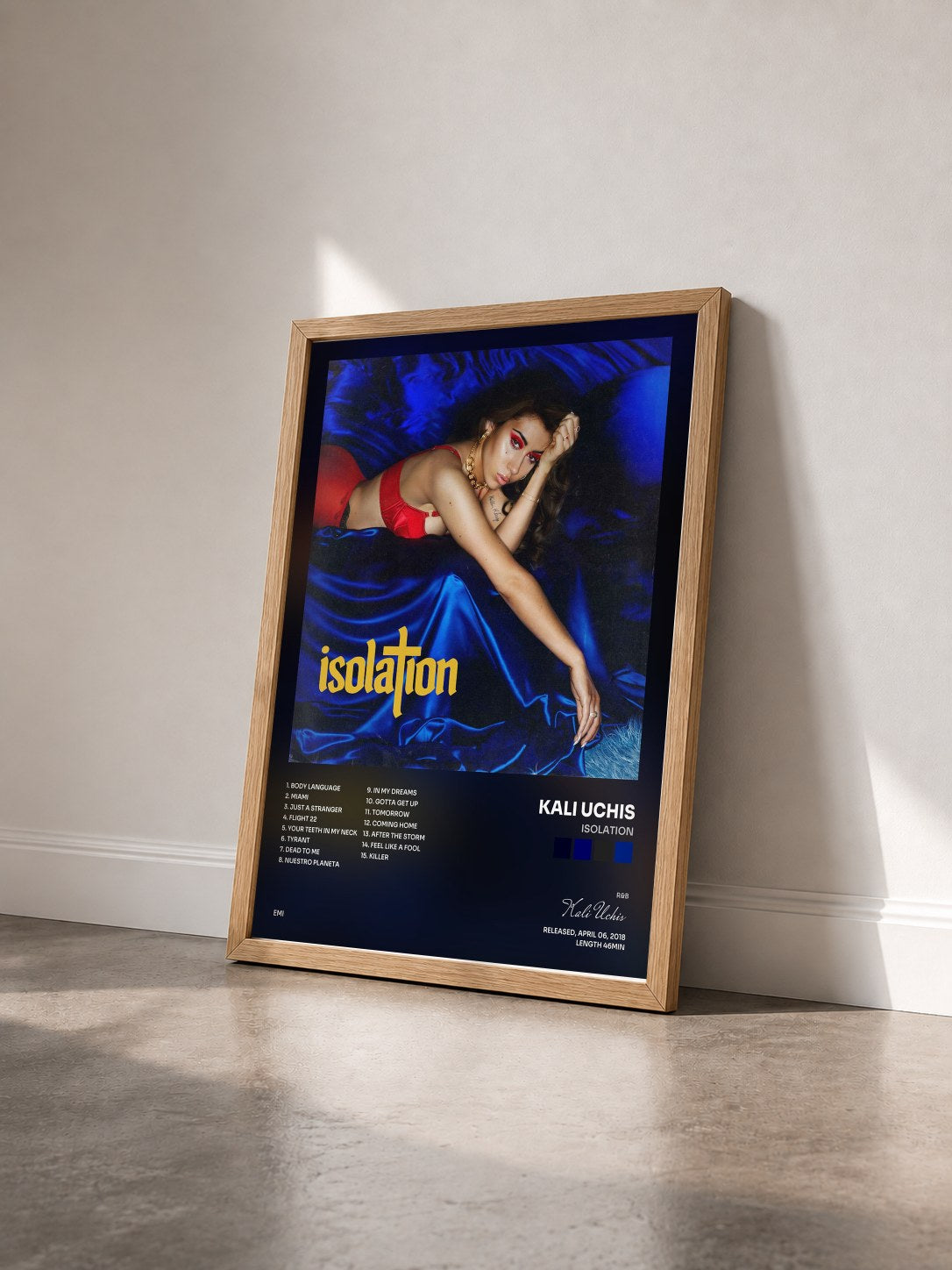 #bois Tableau de l'album Isolation de Kali Uchis vu de trois quarts, cadre en bois brut