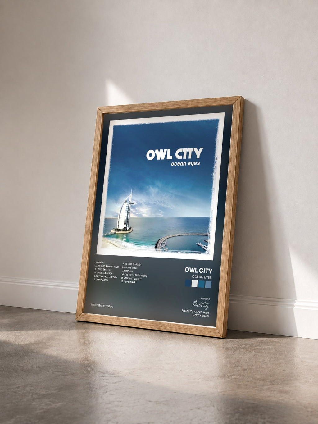 #bois Tableau de l'album Ocean Eyes de Owl City vu de trois quarts, cadre en bois brut