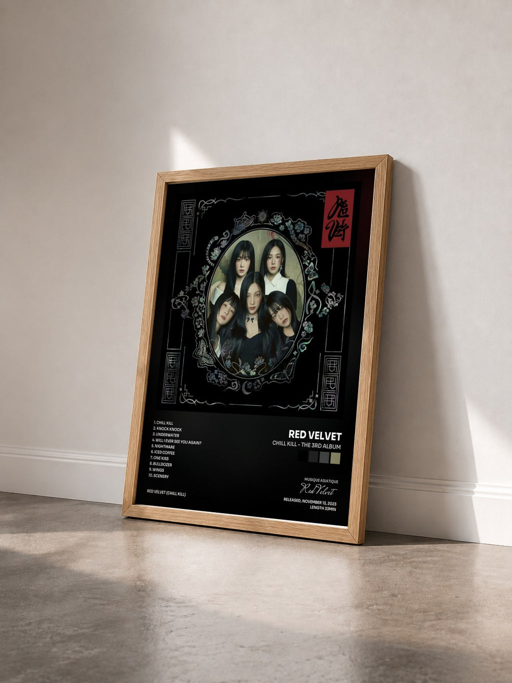 #bois Tableau de l'album Chill Kill - The 3rd Album de Red Velvet vu de trois quarts, cadre en bois brut