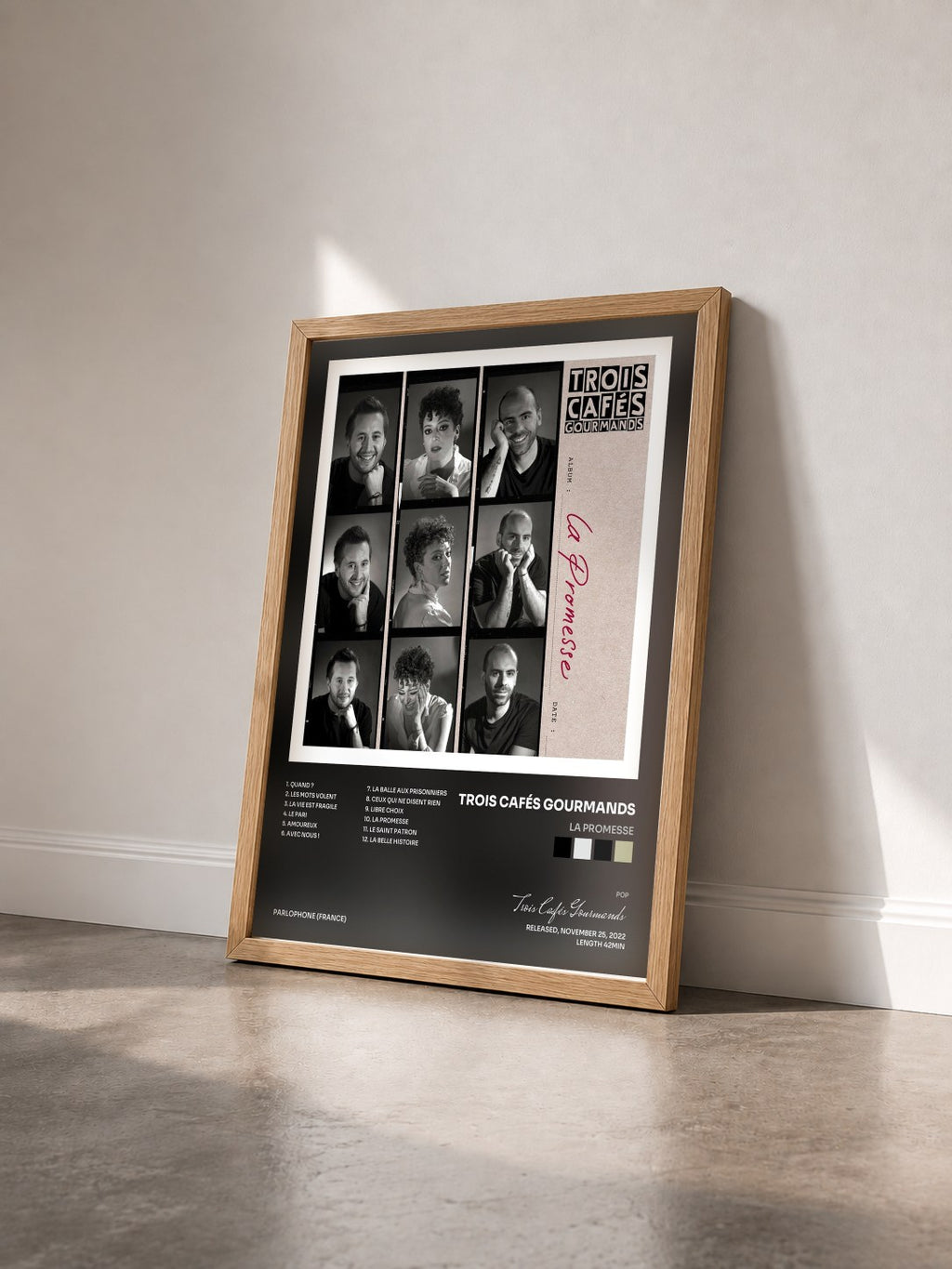 #bois Tableau de l'album La promesse de Trois Cafés Gourmands vu de trois quarts, cadre en bois brut