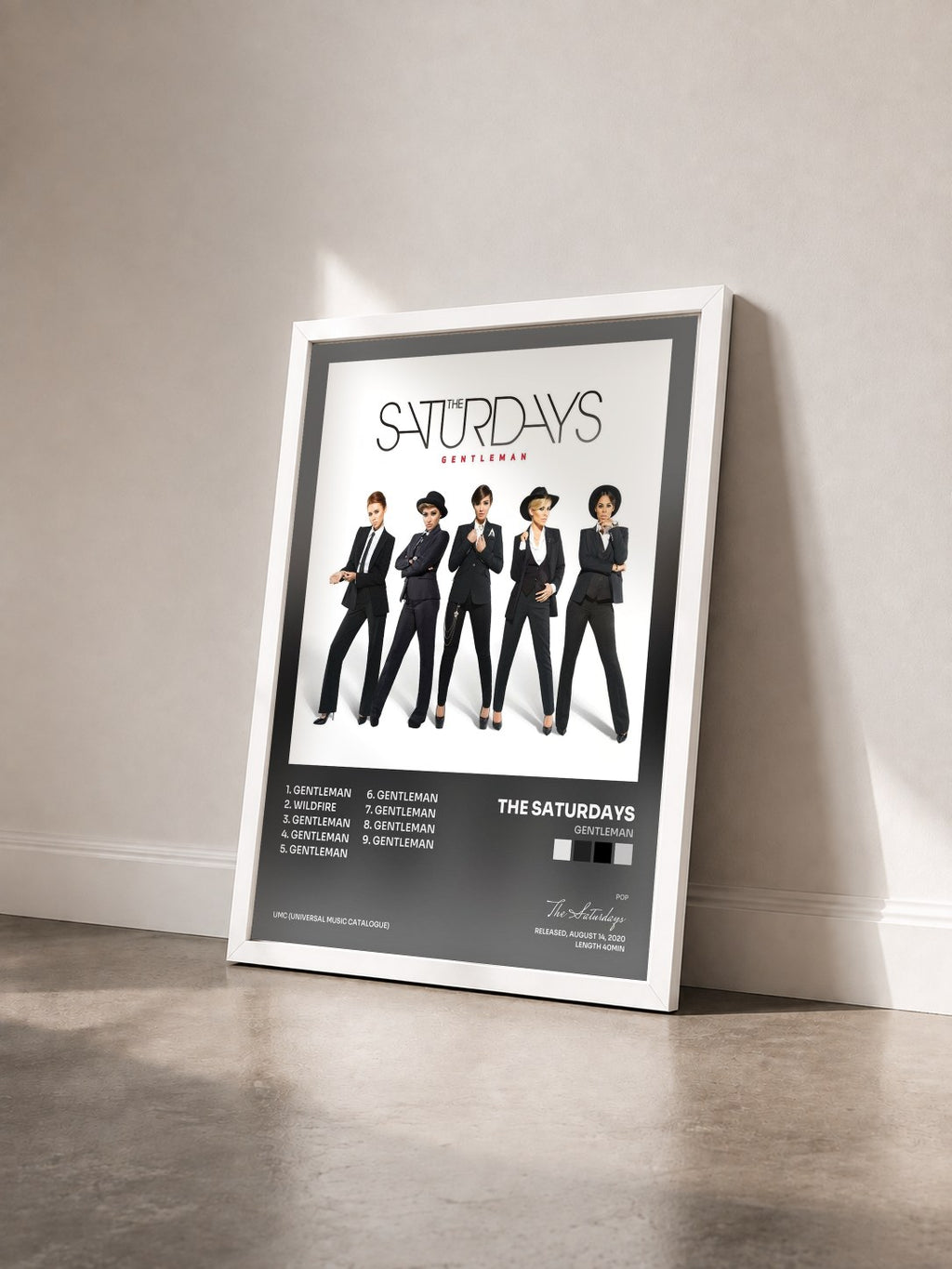 #blanc Tableau de l'album Gentleman de The Saturdays vu de trois quarts, cadre blanc