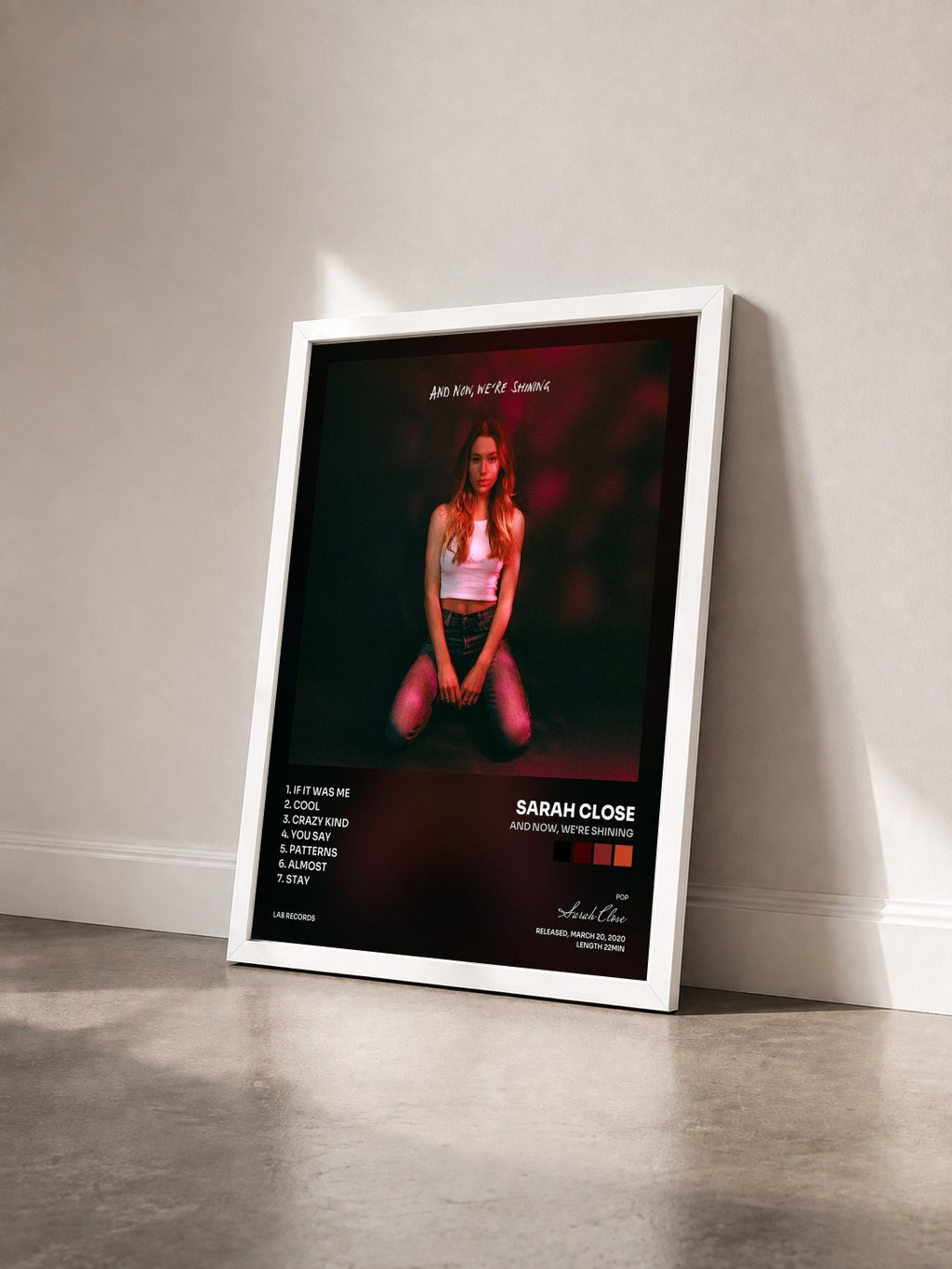 #blanc Tableau de l'album And Now, We're Shining de Sarah Close vu de trois quarts, cadre blanc