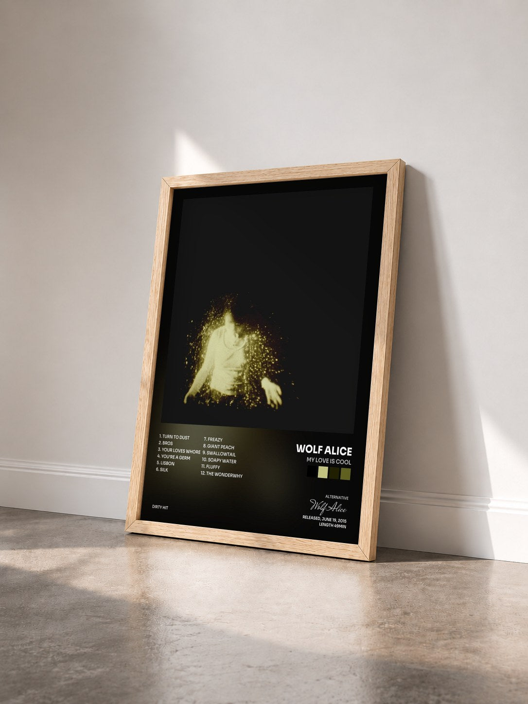 #bois Tableau de l'album My Love Is Cool de Wolf Alice vu de trois quarts, cadre en bois brut