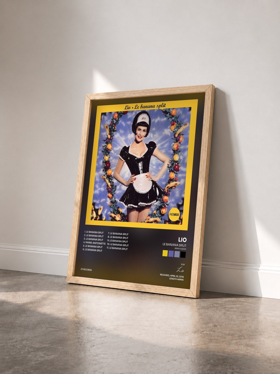 #bois Tableau de l'album Le Banana Split (Remix Album) de Lio vu de trois quarts, cadre en bois brut