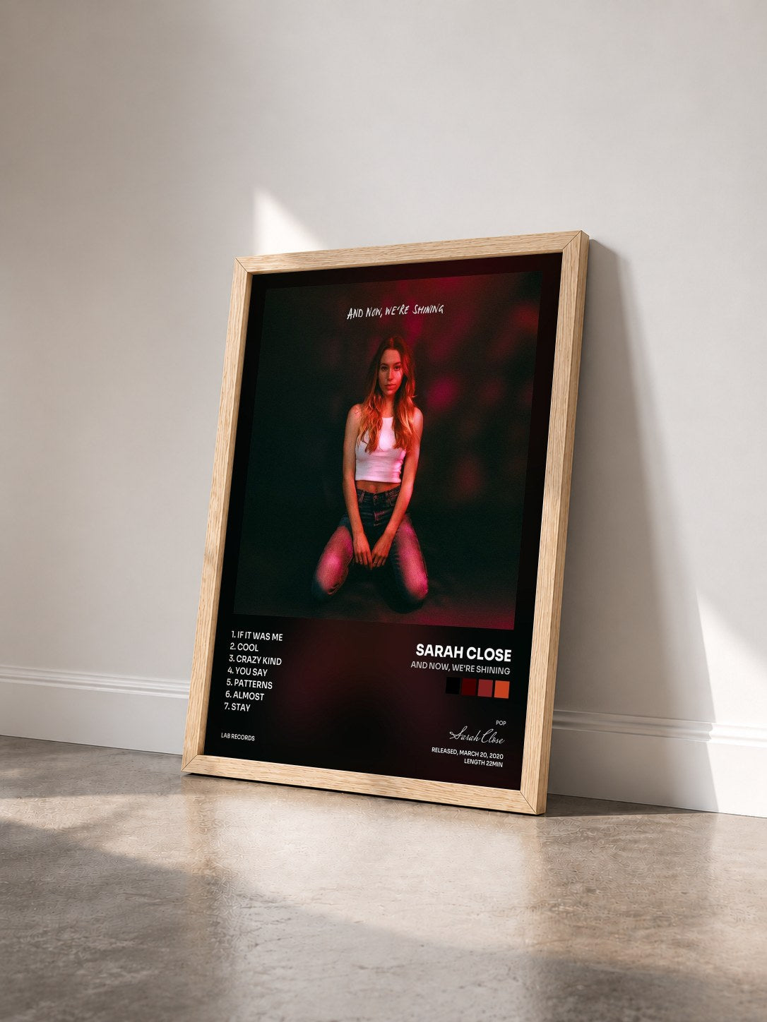 #bois Tableau de l'album And Now, We're Shining de Sarah Close vu de trois quarts, cadre en bois brut