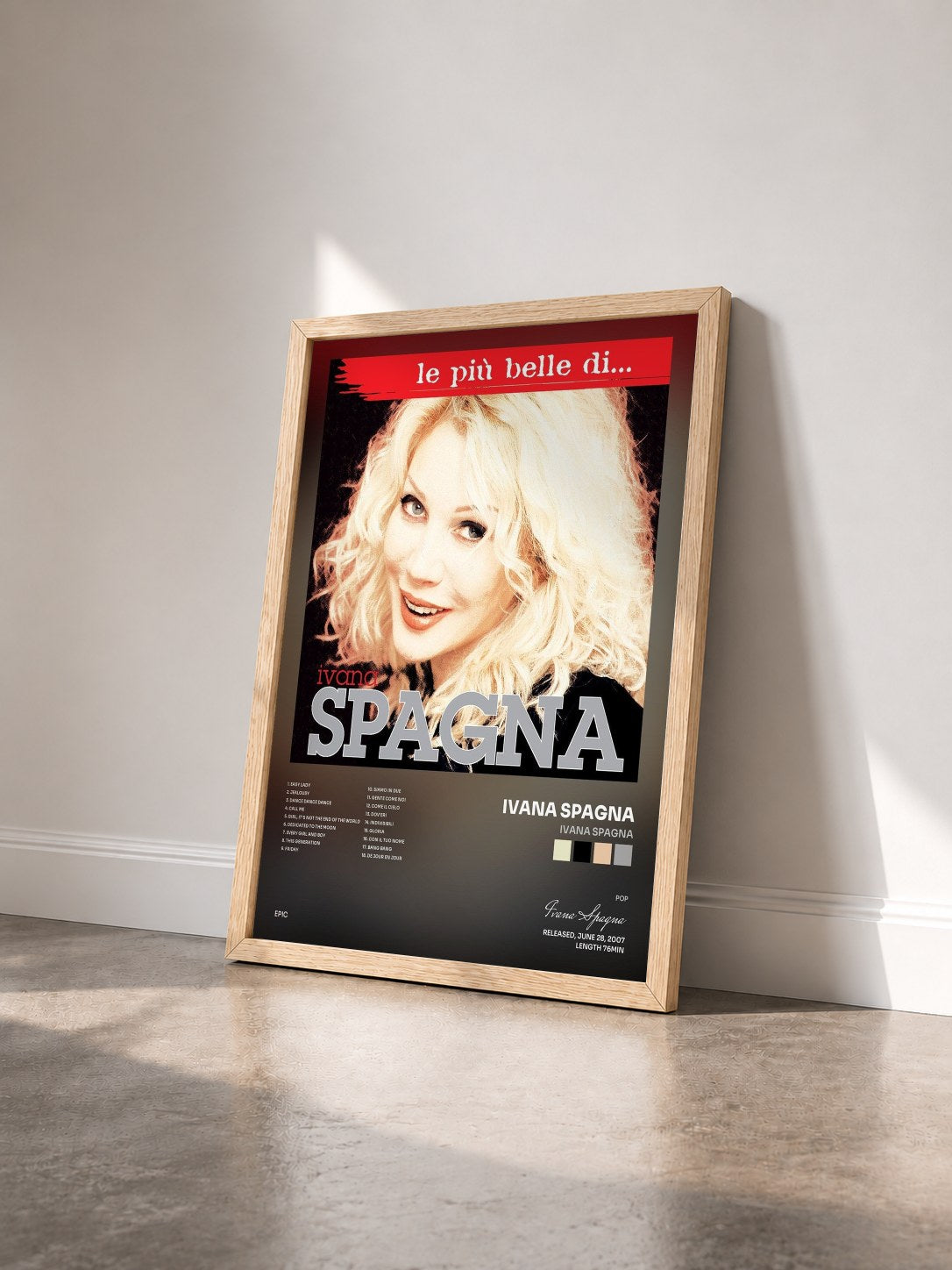 #bois Tableau de l'album Ivana Spagna de Ivana Spagna vu de trois quarts, cadre en bois brut