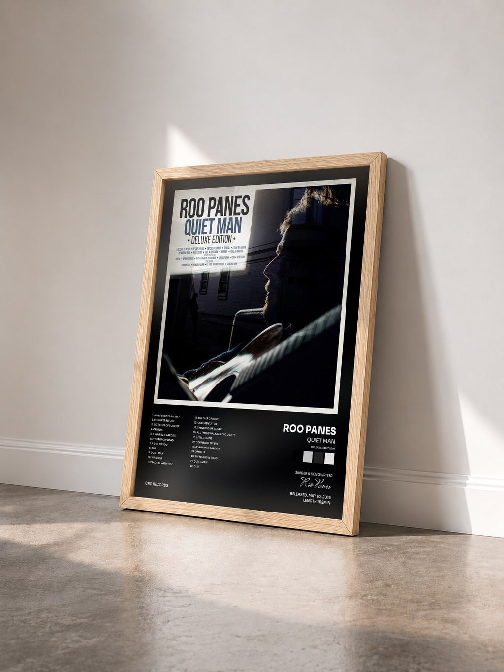 #bois Tableau de l'album Quiet Man (Deluxe Edition) de Roo Panes vu de trois quarts, cadre en bois brut