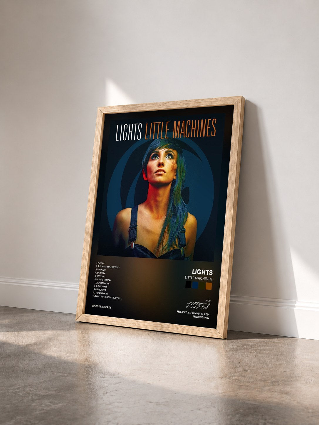 #bois Tableau de l'album Little Machines de LIGHTS vu de trois quarts, cadre en bois brut
