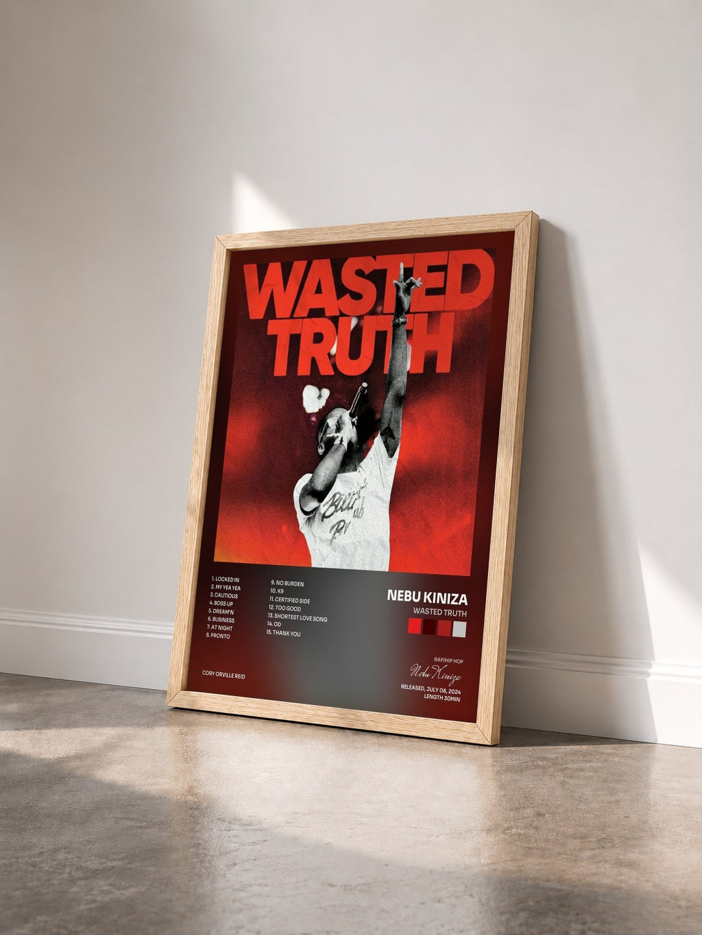 #bois Tableau de l'album Wasted Truth de Nebu Kiniza vu de trois quarts, cadre en bois brut