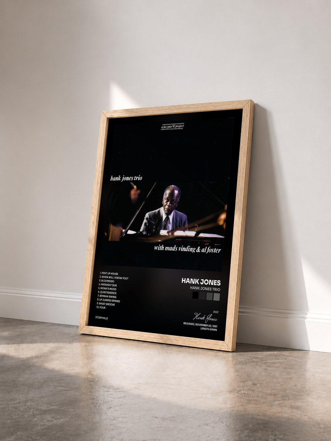 #bois Tableau de l'album Hank Jones Trio de Hank Jones vu de trois quarts, cadre en bois brut