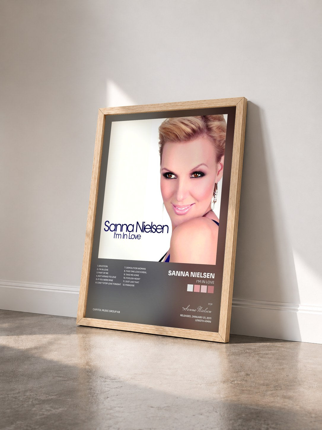 #bois Tableau de l'album I'm In Love de Sanna Nielsen vu de trois quarts, cadre en bois brut