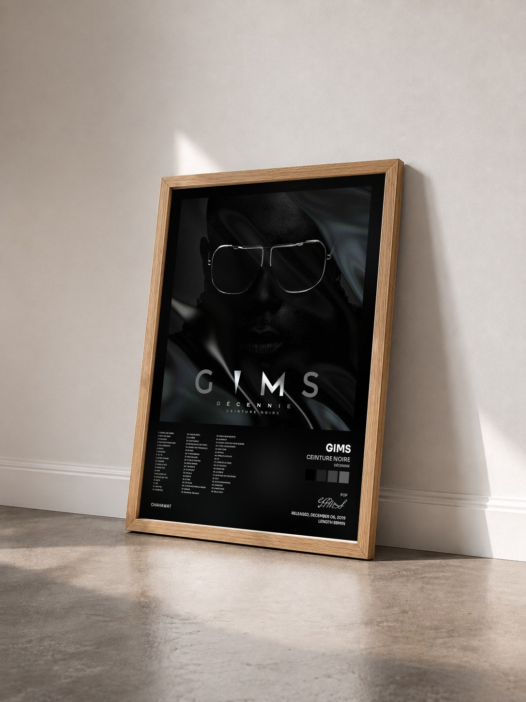 #bois Tableau de l'album Ceinture noire (Décennie) de GIMS vu de trois quarts, cadre en bois brut