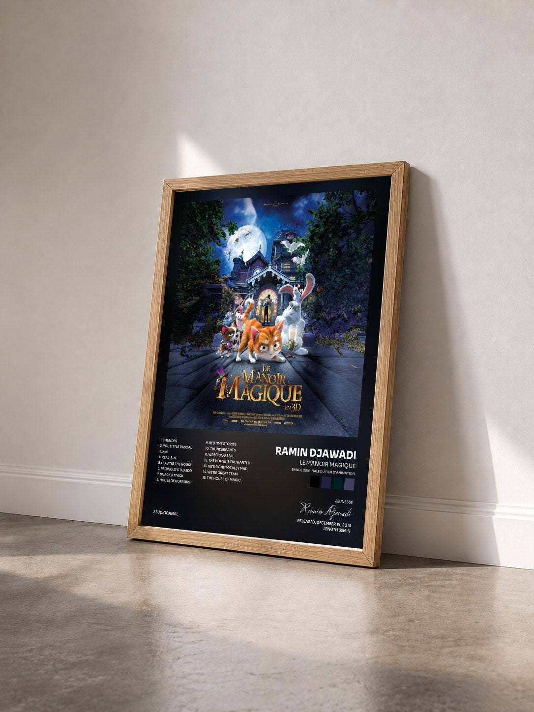 #bois Tableau de l'album Le Manoir Magique (Bande originale du film d'animation) de Ramin Djawadi vu de trois quarts, cadre en bois brut
