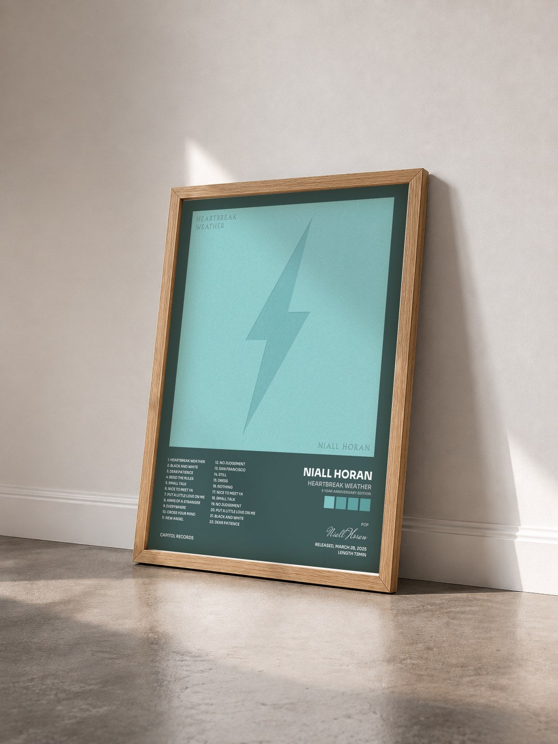 #bois Tableau de l'album Heartbreak Weather (5 Year Anniversary Edition) de Niall Horan vu de trois quarts, cadre en bois brut