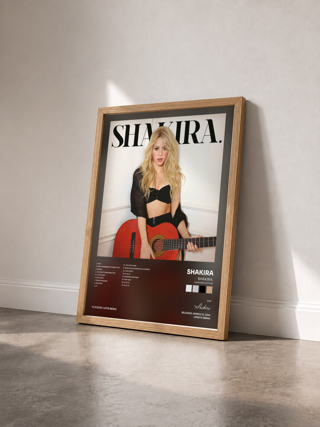 #bois Tableau de l'album Shakira. (Expanded Edition) de Shakira vu de trois quarts, cadre en bois brut