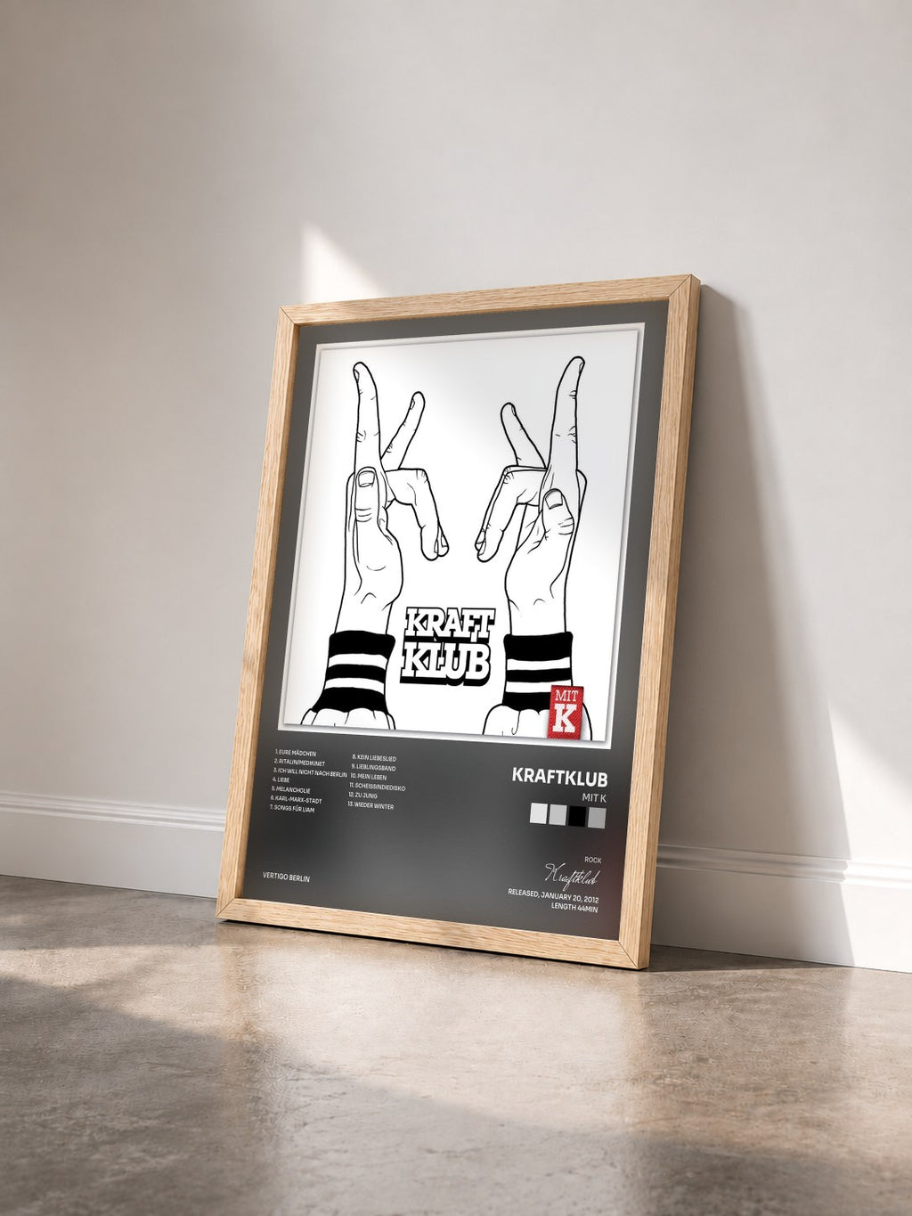 #bois Tableau de l'album Mit K de Kraftklub vu de trois quarts, cadre en bois brut