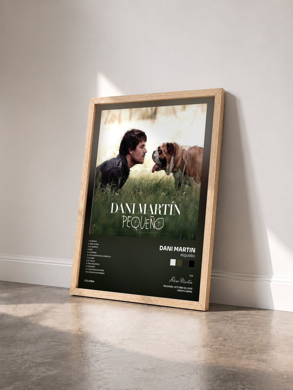 #bois Tableau de l'album Pequeño de Dani Martin vu de trois quarts, cadre en bois brut