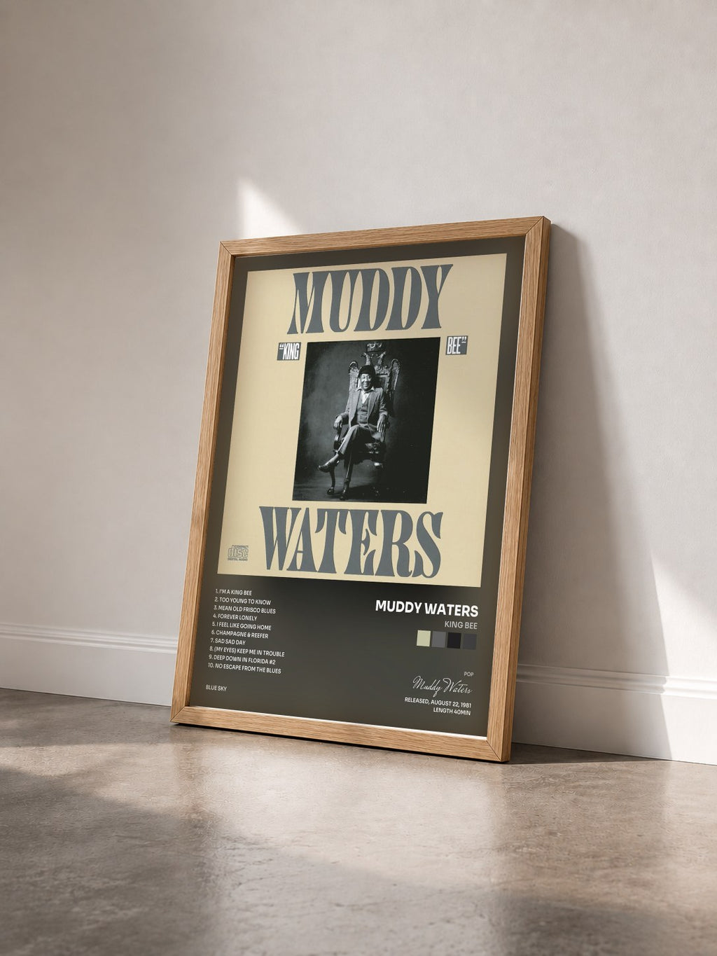 #bois Tableau de l'album King Bee de Muddy Waters vu de trois quarts, cadre en bois brut