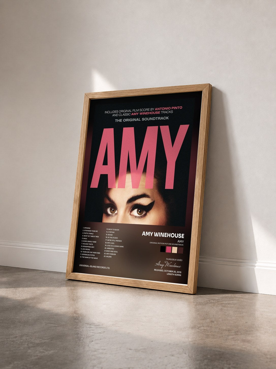 #bois Tableau de l'album AMY (Original Motion Picture Soundtrack) de Amy Winehouse vu de trois quarts, cadre en bois brut