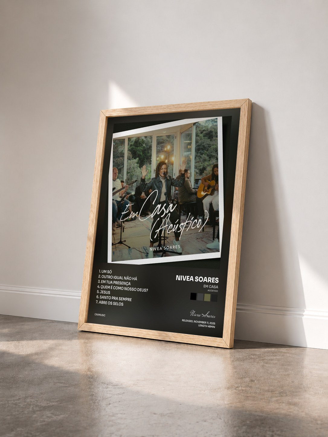 #bois Tableau de l'album Em Casa (Acústico) de Nivea Soares vu de trois quarts, cadre en bois brut