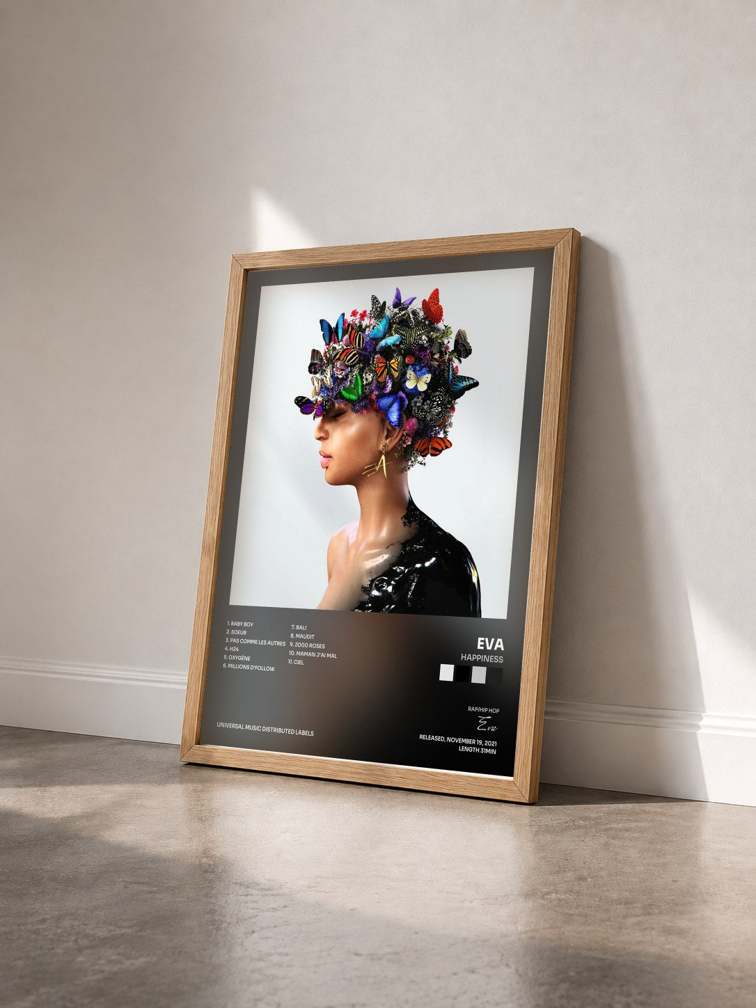 #bois Tableau de l'album Happiness de Eva vu de trois quarts, cadre en bois brut