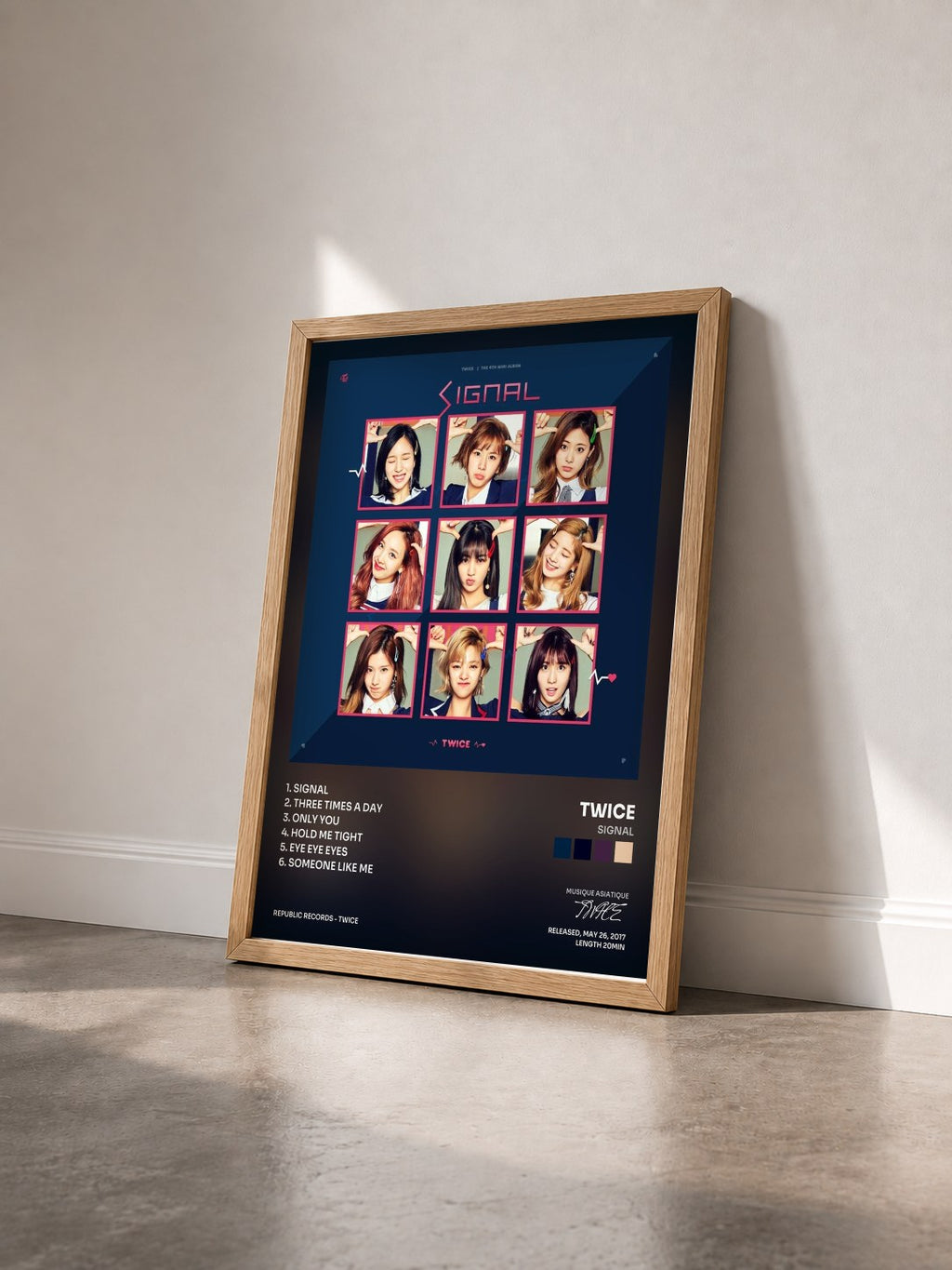 #bois Tableau de l'album SIGNAL de TWICE vu de trois quarts, cadre en bois brut