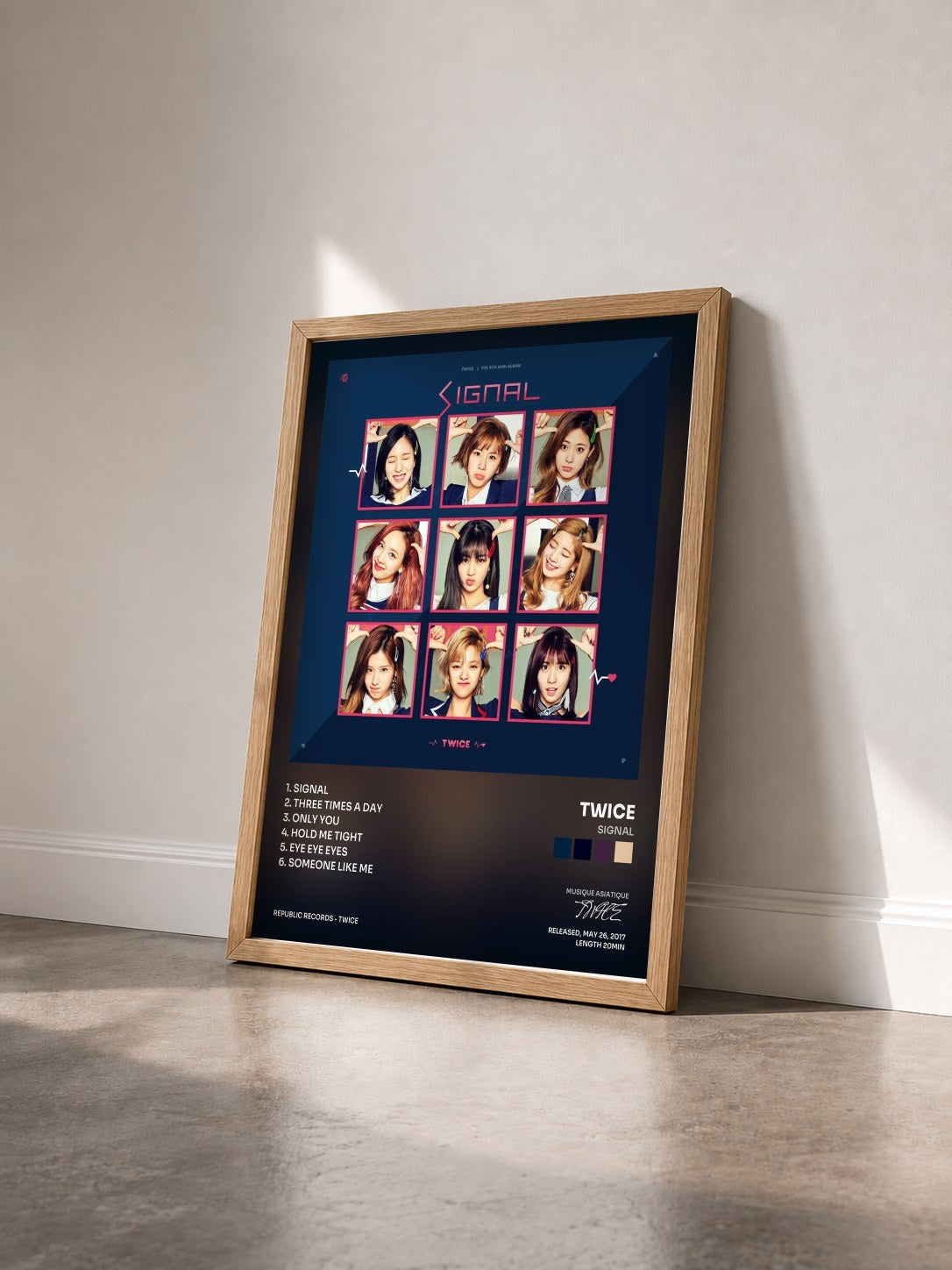 #bois Tableau de l'album SIGNAL de TWICE vu de trois quarts, cadre en bois brut