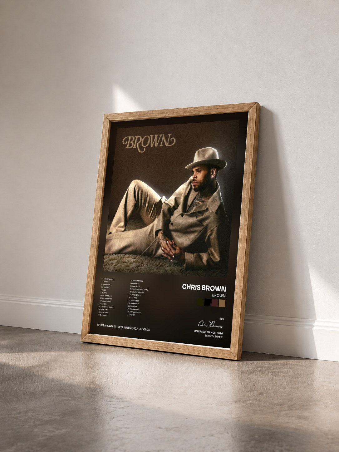 #bois Tableau de l'album BROWN de Chris Brown vu de trois quarts, cadre en bois brut