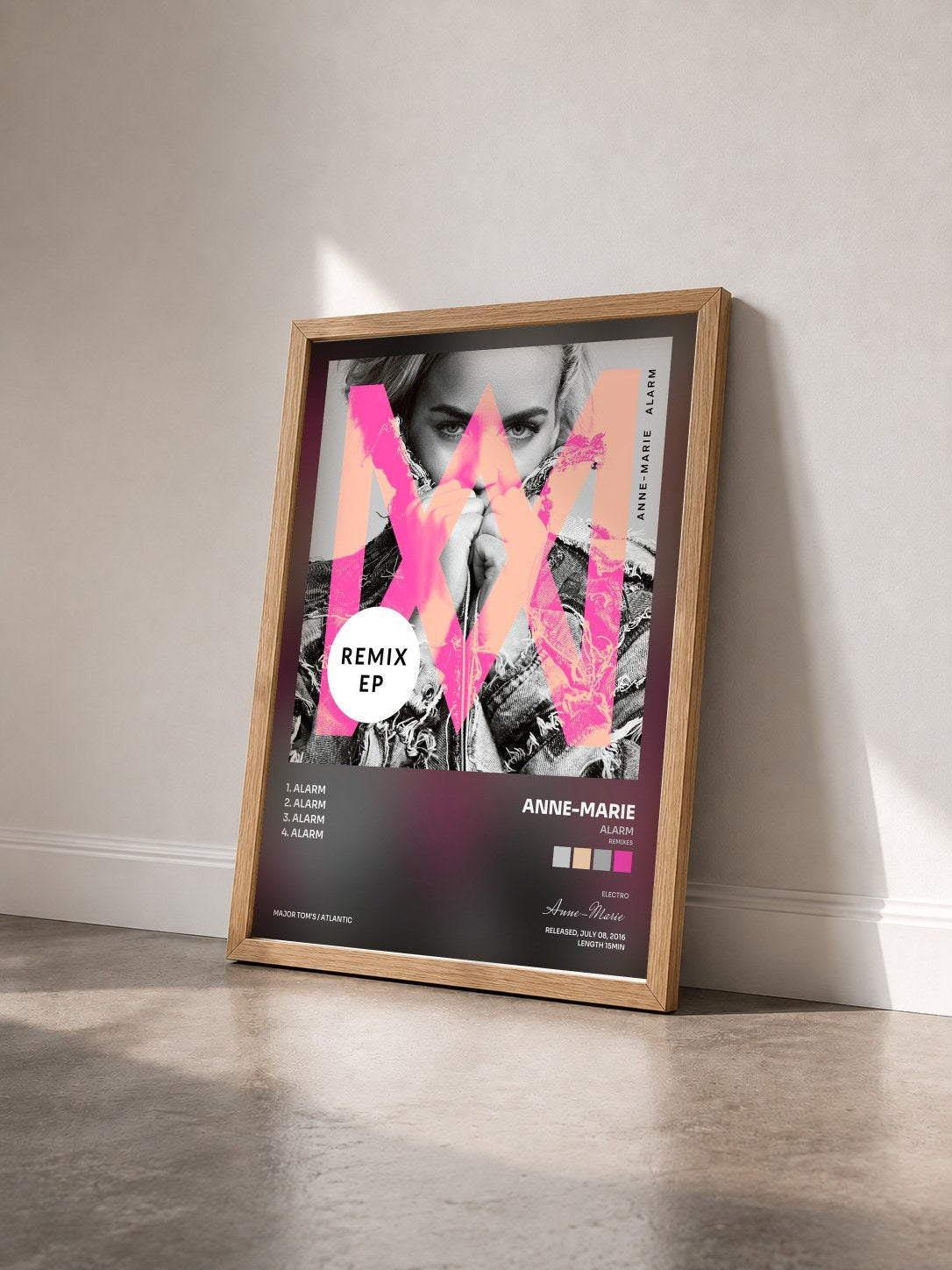 #bois Tableau de l'album Alarm (Remixes) de Anne-Marie vu de trois quarts, cadre en bois brut