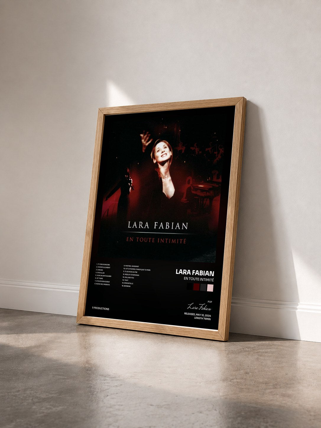 #bois Tableau de l'album En toute intimité de Lara Fabian vu de trois quarts, cadre en bois brut