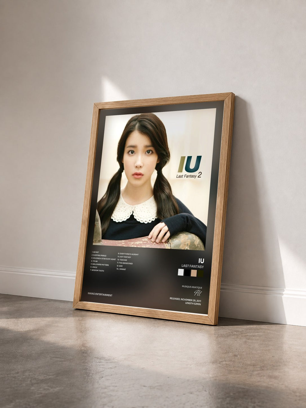 #bois Tableau de l'album Last Fantasy de IU vu de trois quarts, cadre en bois brut