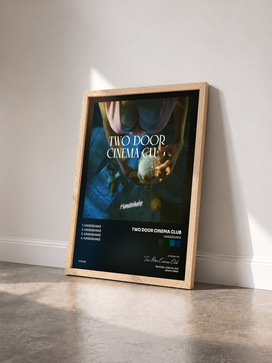 #bois Tableau de l'album Handshake de Two Door Cinema Club vu de trois quarts, cadre en bois brut